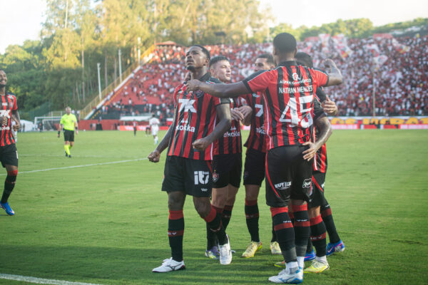 Cacá comemora com a torcida - Foto: Victor Ferreira/EC Vitória