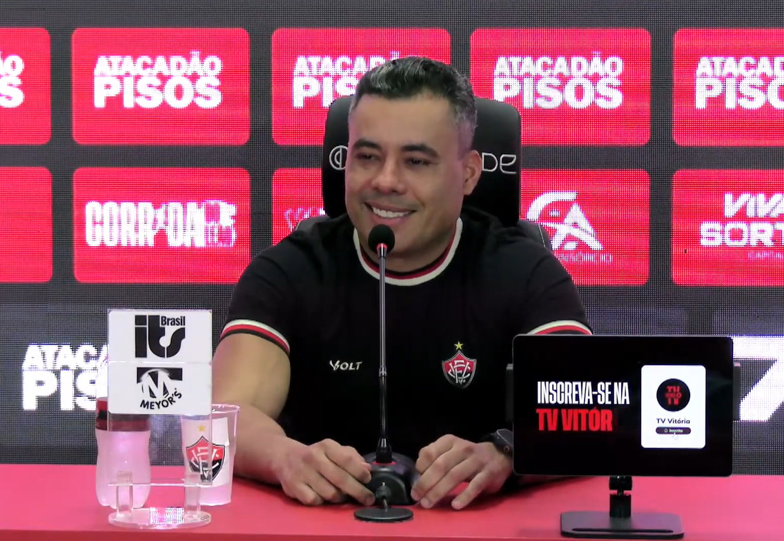 Jair Ventura celebra triunfo do Vitória e revela promessa de pix para Ramon por gol: “Merece”