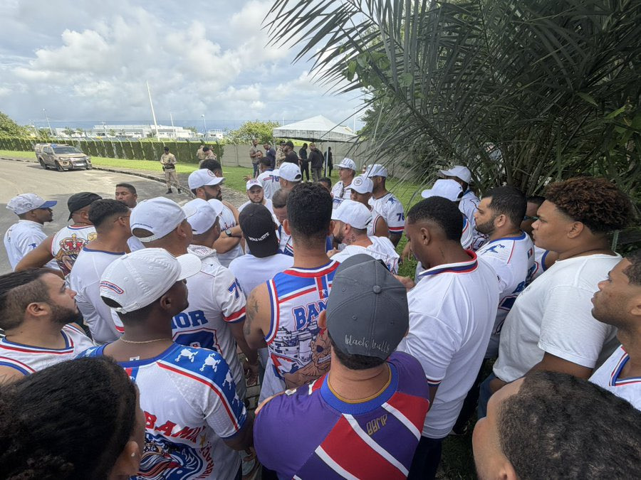 Torcida organizada do Bahia cobra jogadores no CT após derrota para o Remo