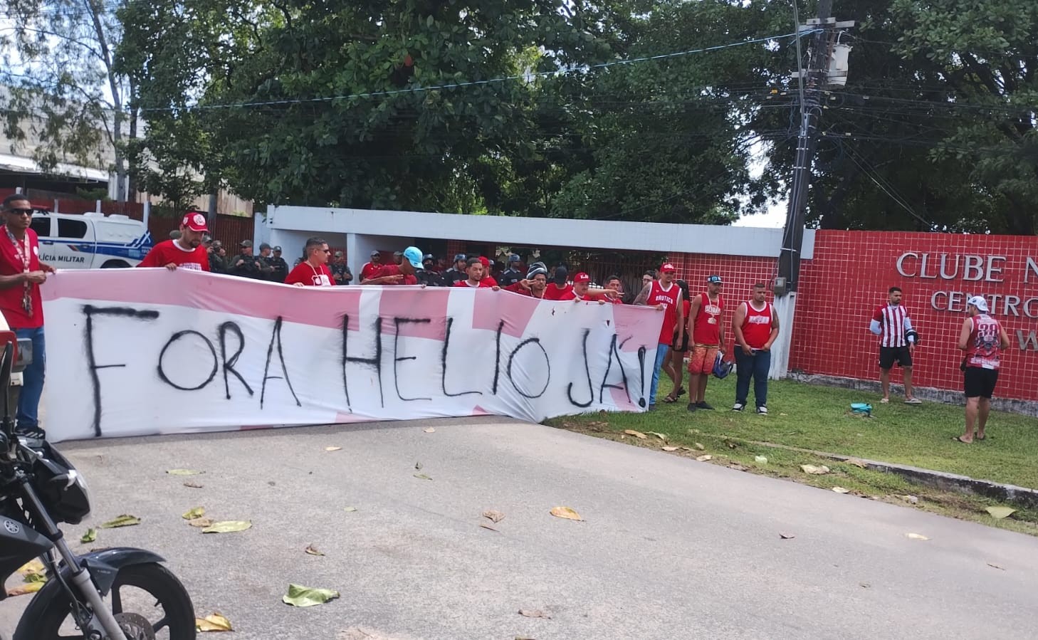 Torcedores do Náutico protestam na entrada do CT e pedem saída do técnico de Hélio dos Anjos