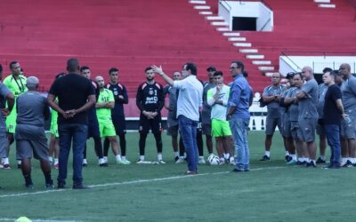 Após tropeço diante o Confiança, presidente do Santa Cruz cobra elenco em reapresentação