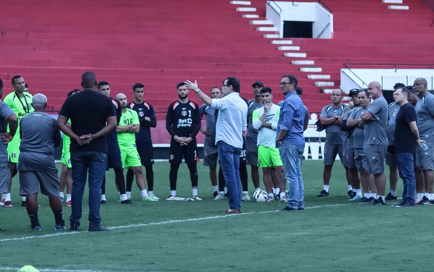 Após tropeço diante o Confiança, presidente do Santa Cruz cobra elenco em reapresentação