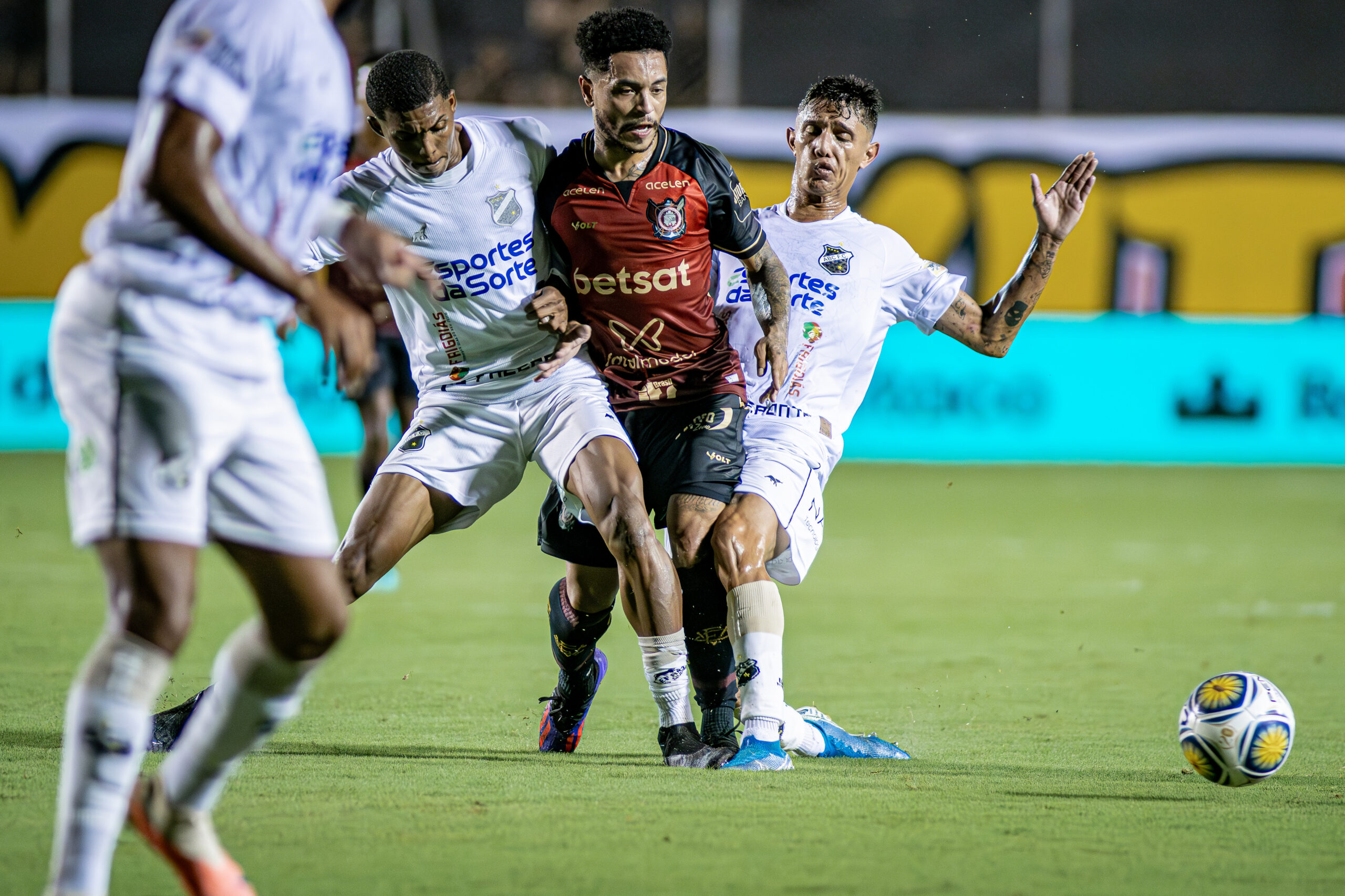Vitória defende invencibilidade de 26 anos contra o ABC no Barradão; confira as prováveis escalações