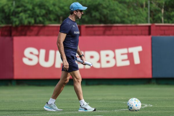 Vitória tem novos desfalques para encarar o Fluminense no Maracanã; confira a provável escalação 3 Luiz Zubeldía, treinador do Fluminense - Foto: Lucas Merçon/Fluminense FC