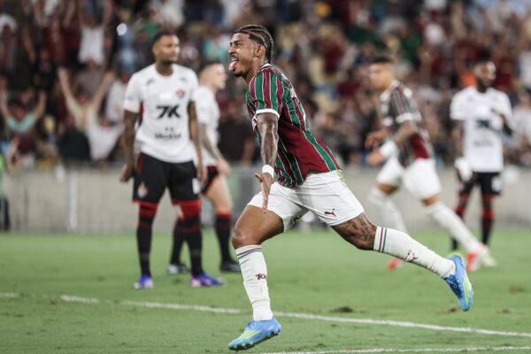 Vitória vira sobre Fluminense, mas leva empate no fim e segue sem vencer como visitante na Série A 2 John Kennedy comemora seu gol - Foto: Lucas Merçon/Fluminense FC