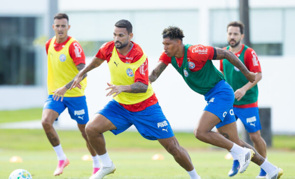 Bahia: Caio Alexandre volta a trabalhar com bola e avança na recuperação 2 Willian José disputa bola - Foto: Catarina Brandão/EC Bahia