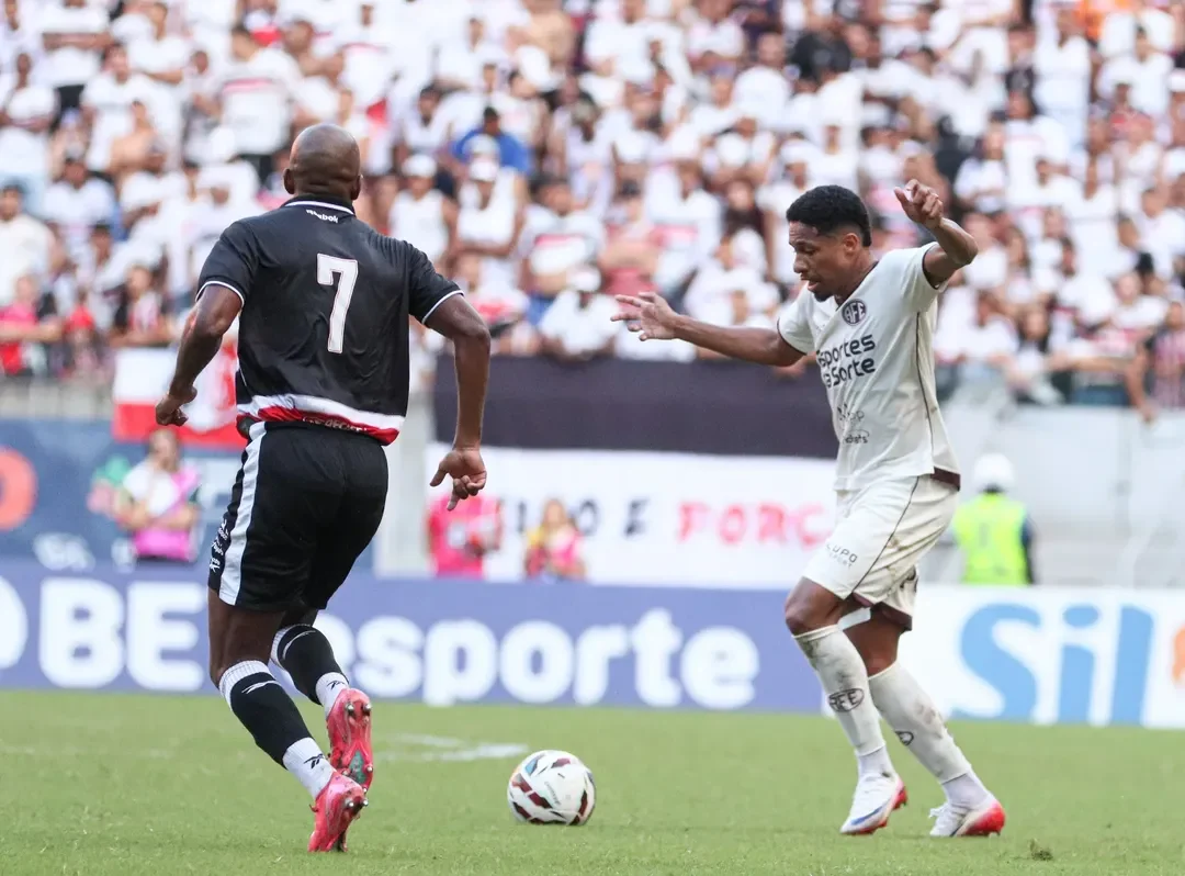 Com um a menos desde o começo do jogo, Santa Cruz luta e busca o empate com a Ferroviária-SP