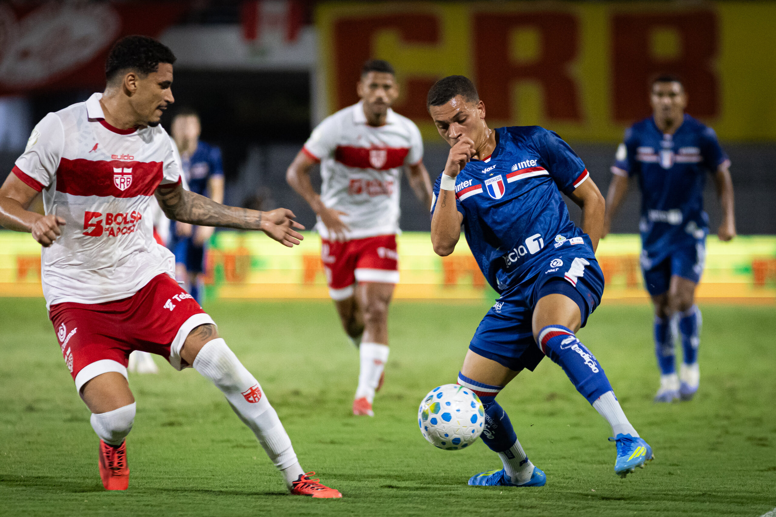 Fortaleza perde pênalti, mas segura pressão do CRB e se classifica na Copa do Brasil