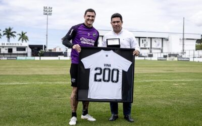 Vina completa 200 jogos pelo Ceará e recebe homenagem