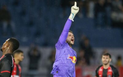 Vitória leva gol de goleiro e perde para o Bragantino pela Série A