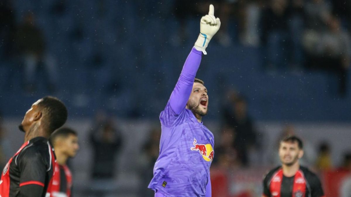 Vitória leva gol de goleiro e perde para o Bragantino pela Série A