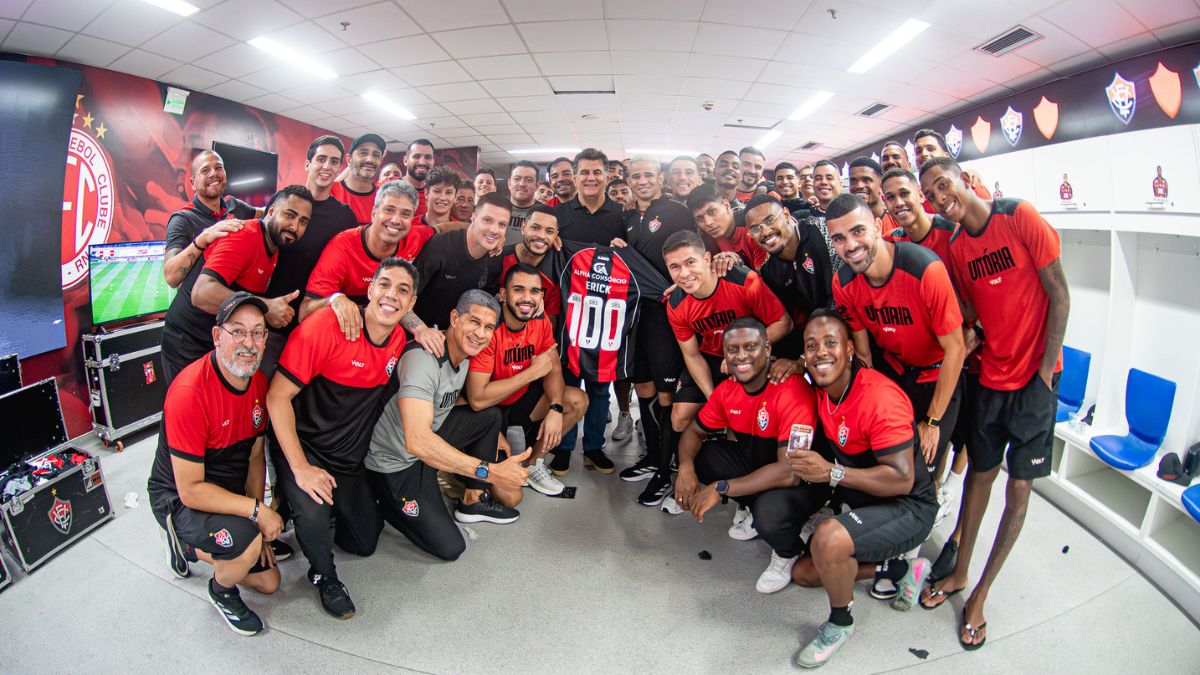 Erick comemora 100 jogos com a camisa do Vitória