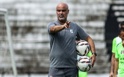 Técnico do Santa Cruz fala sobre atrasos salariais e ressalta compromisso do elenco: “Não há o que dizer sobre o comportamento deles”