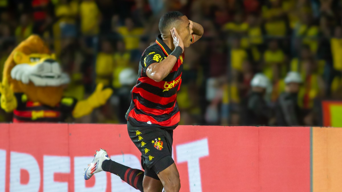 Madson, lateral-direito do Sport, comemora gol marcado contra o Ceará, pela Série B