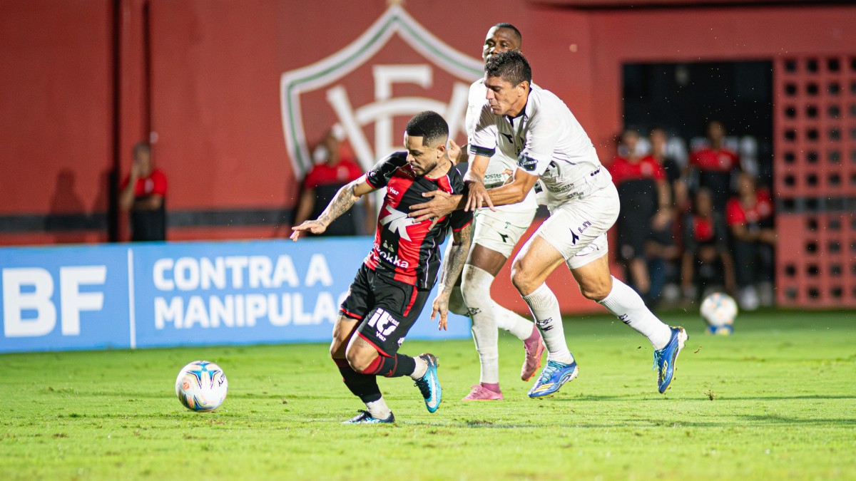 Matheuzinho, meia do Vitória, e Edson, zagueiro do ABC, em jogo pela semifinal da Copa do Nordeste