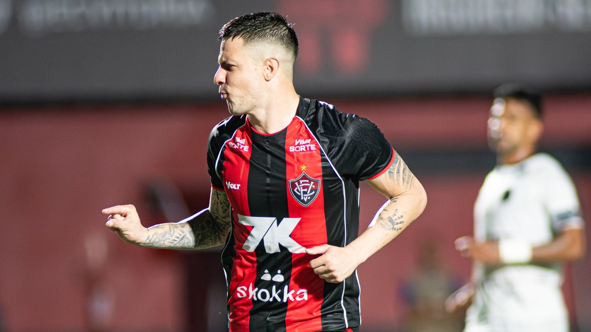 Renato Kayzer, atacante do Vitória, em jogo contra o ABC pela semifinal da Copa do Nordeste