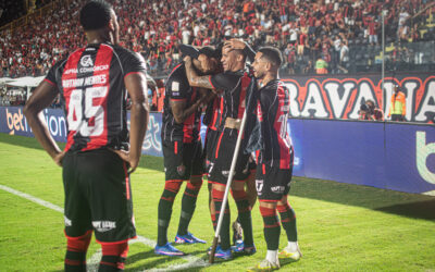Com um jogador a mais, Vitória goleia Coritiba e sobe na tabela de classificação da Série A
