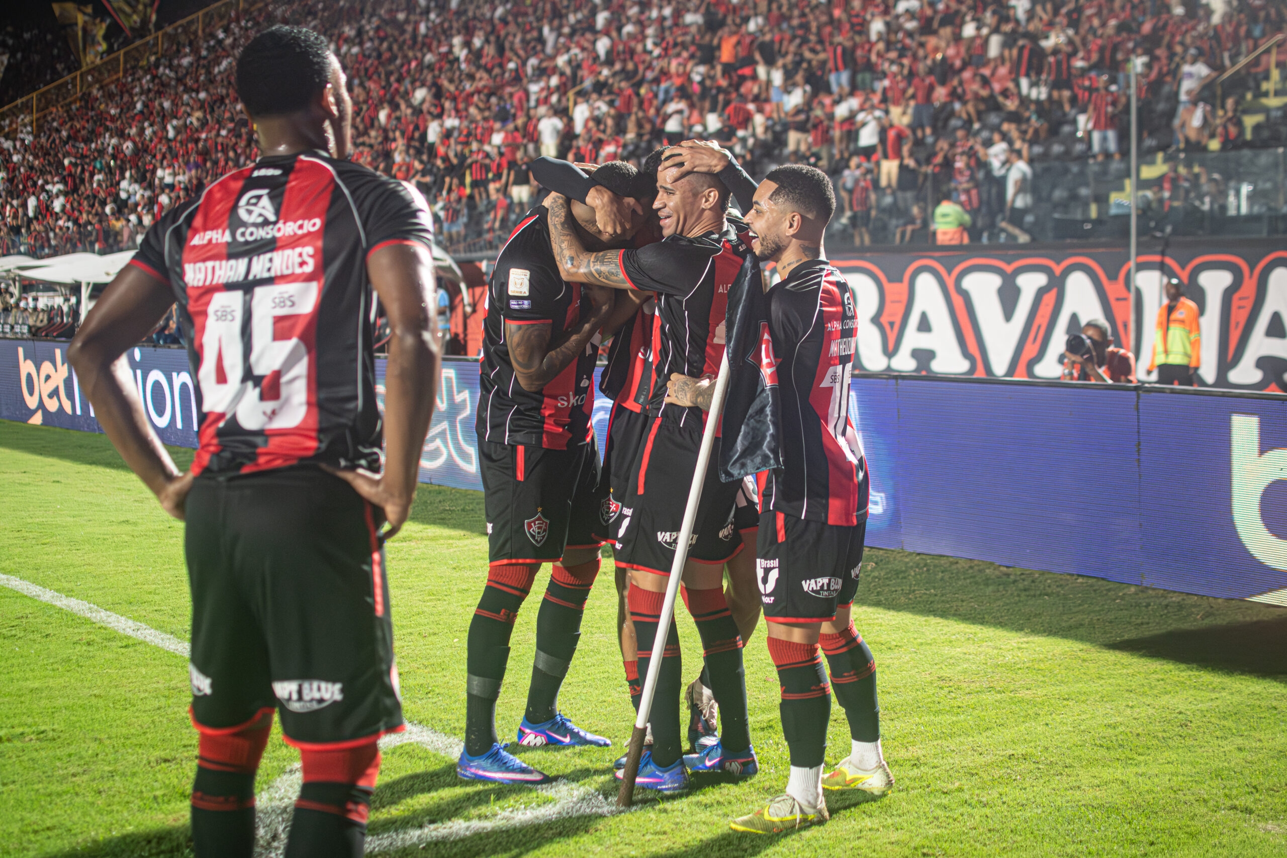 Com um jogador a mais, Vitória goleia Coritiba e sobe na tabela de classificação da Série A