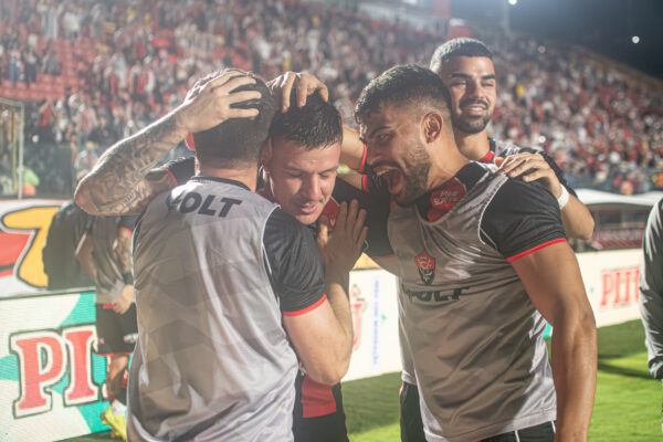 Jogadores comemoram gol de Kayzer - Foto: Victor Ferreira/EC Vitória
