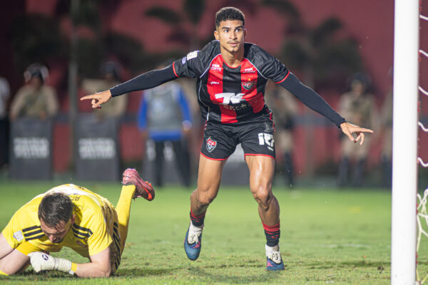 Vitória vence Internacional e aumenta sequência invicta no Barradão pela Série A 2 Renê agora tem nove gols pelo Leão - Foto: Victor Ferreira/EC Vitória