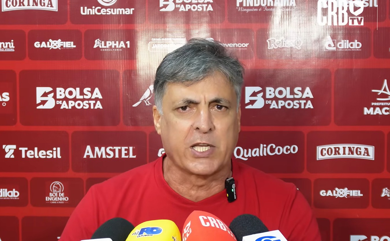 Árbitro dá cartão amarelo para 12 jogadores do CRB após comemoração do gol e revolta presidente do clube: “Aqui você não apita mais”