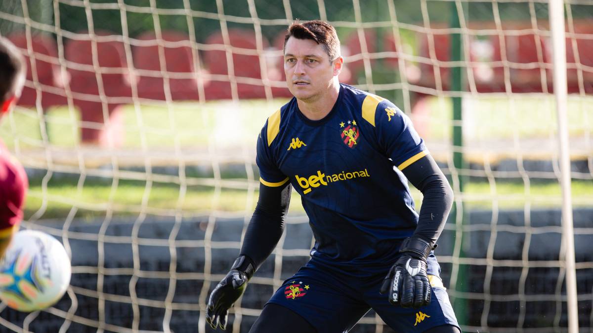 Após nova lesão, Denis retorna ao departamento médico do Sport sem previsão de volta