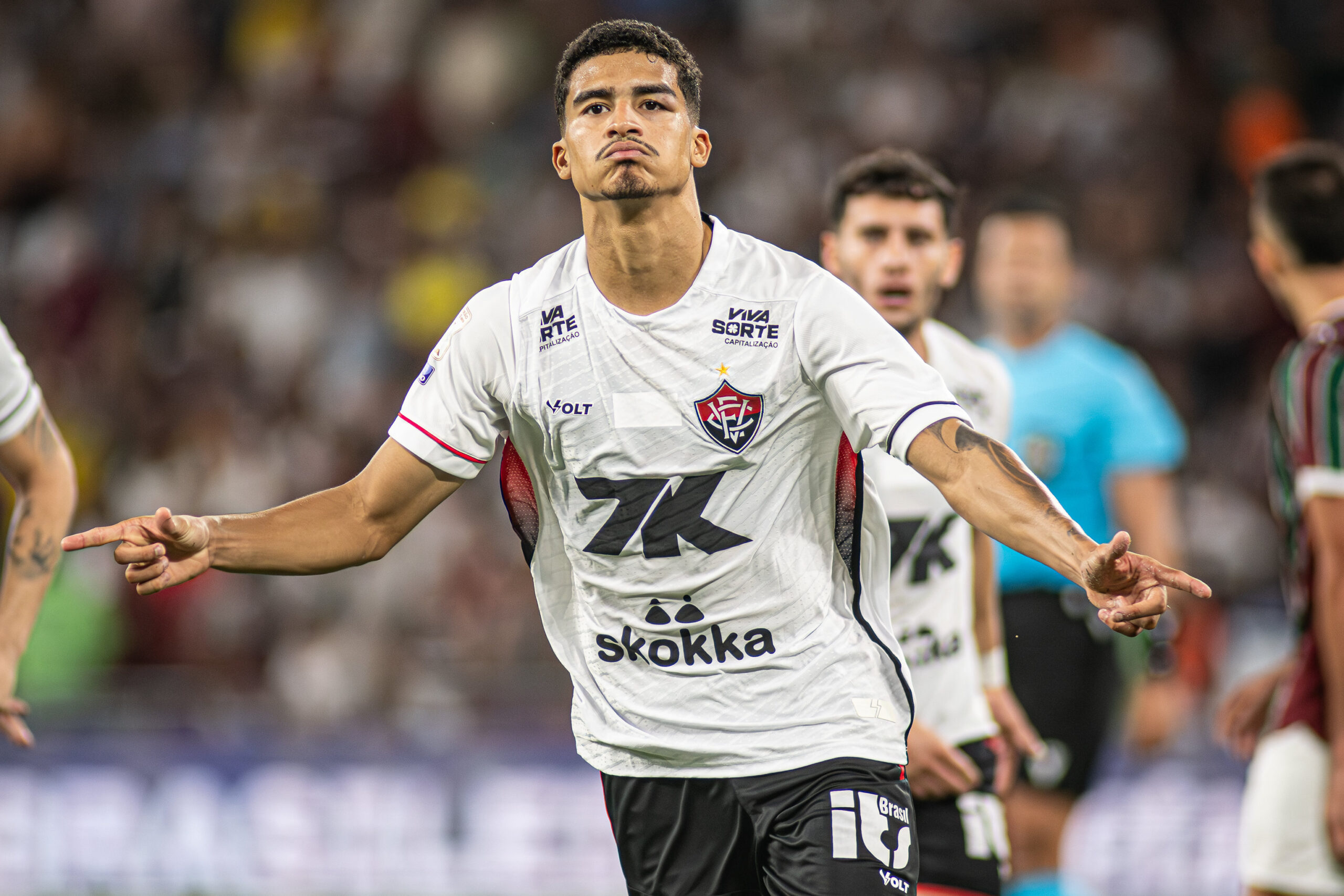 Vitória oficializa compra de Renê e atacante promete manter bom nível: “Não vou sentar no contrato”