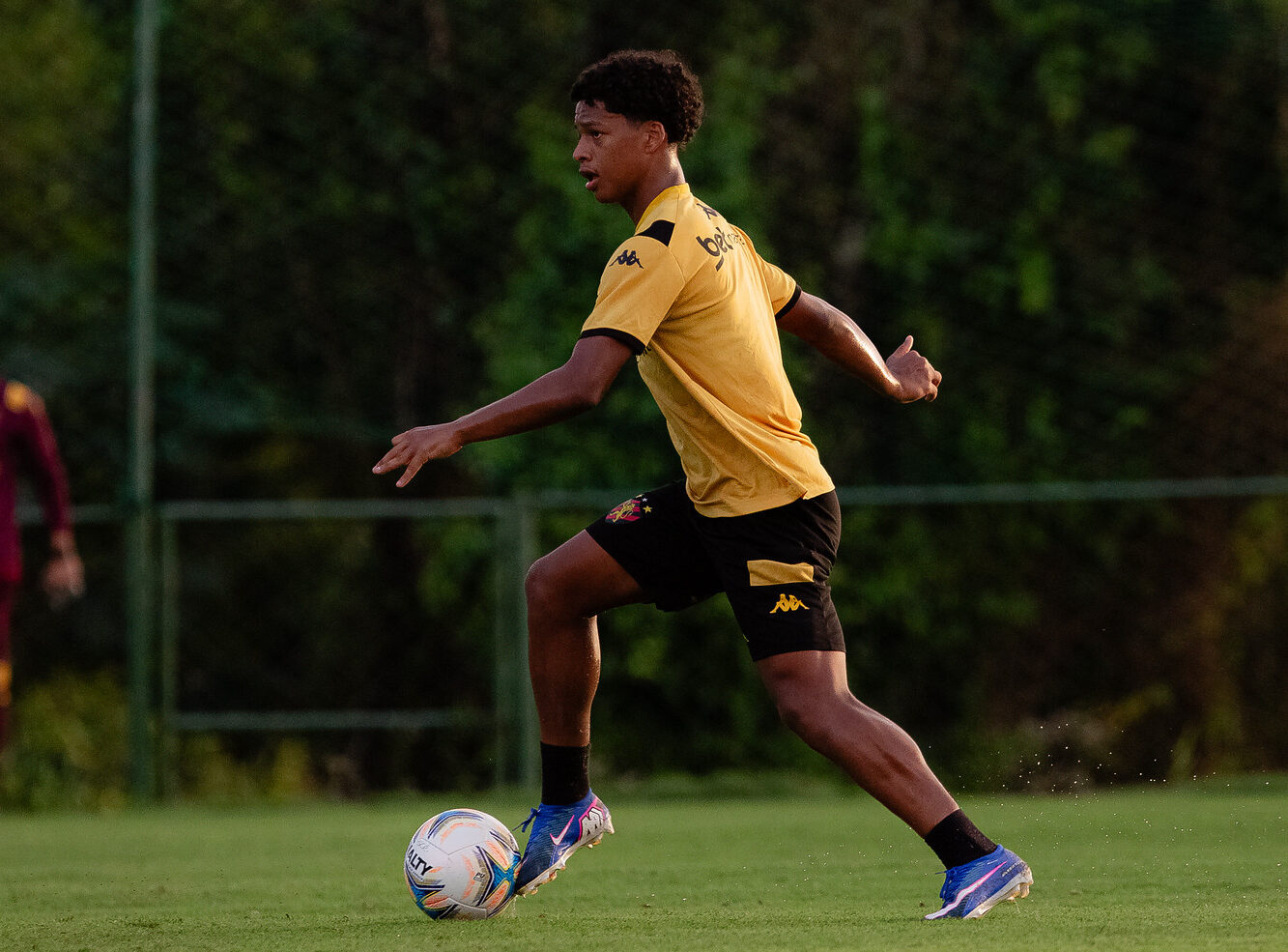 Zé Lucas volta aos treinos no Sport e fica à disposição para o jogo contra o São Bernardo