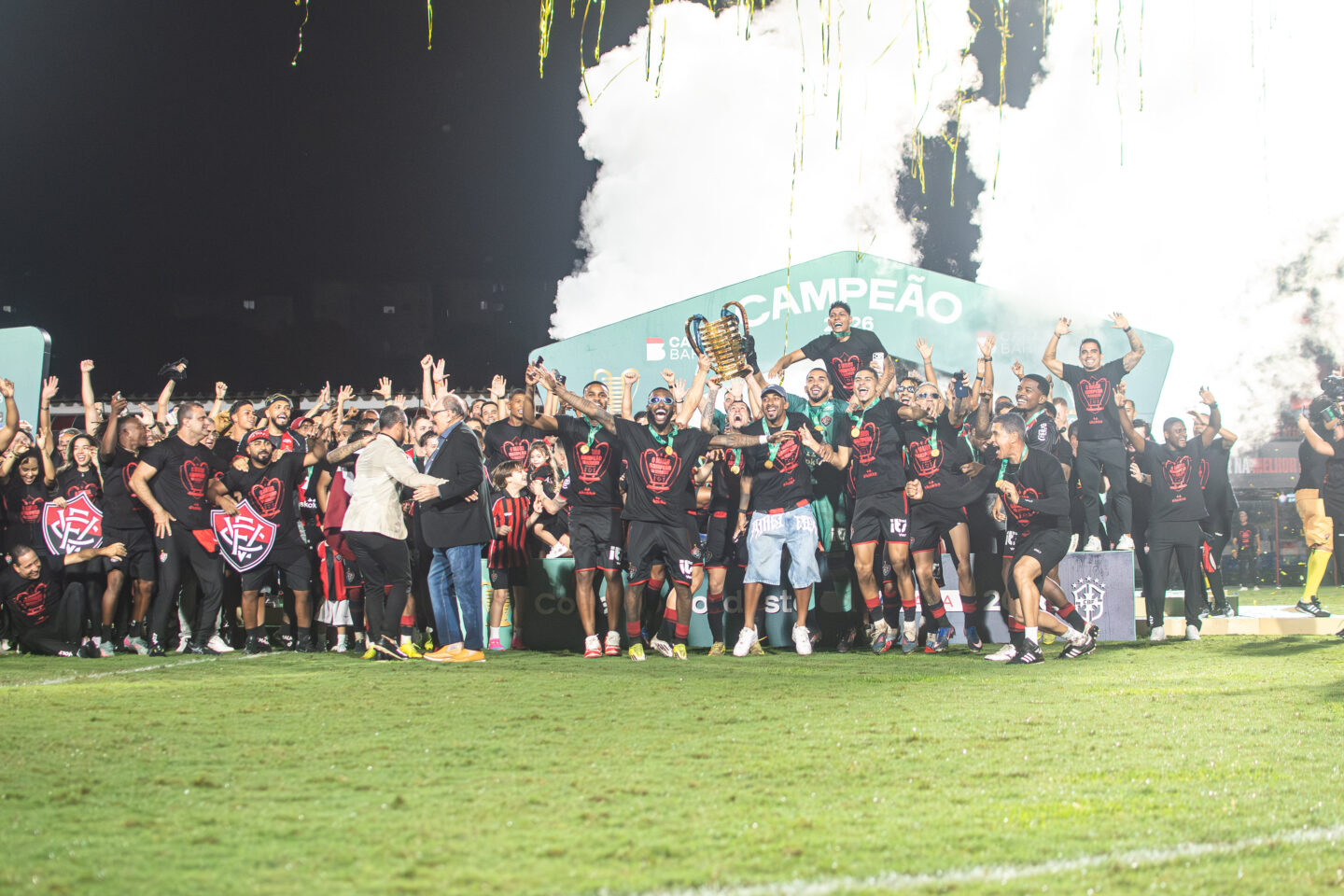 Elenco do Vitória comemora título da Copa do Nordeste - Foto: Victor Ferreira/EC Vitória