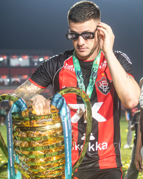 Renato Kayzer com taça do Nordestão - Foto: Victor Ferreira/EC Vitória