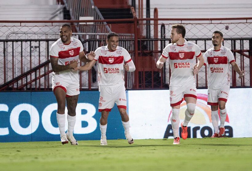 CRB abre três de vantagem, mas cede empate para o Atlético-GO na Série B