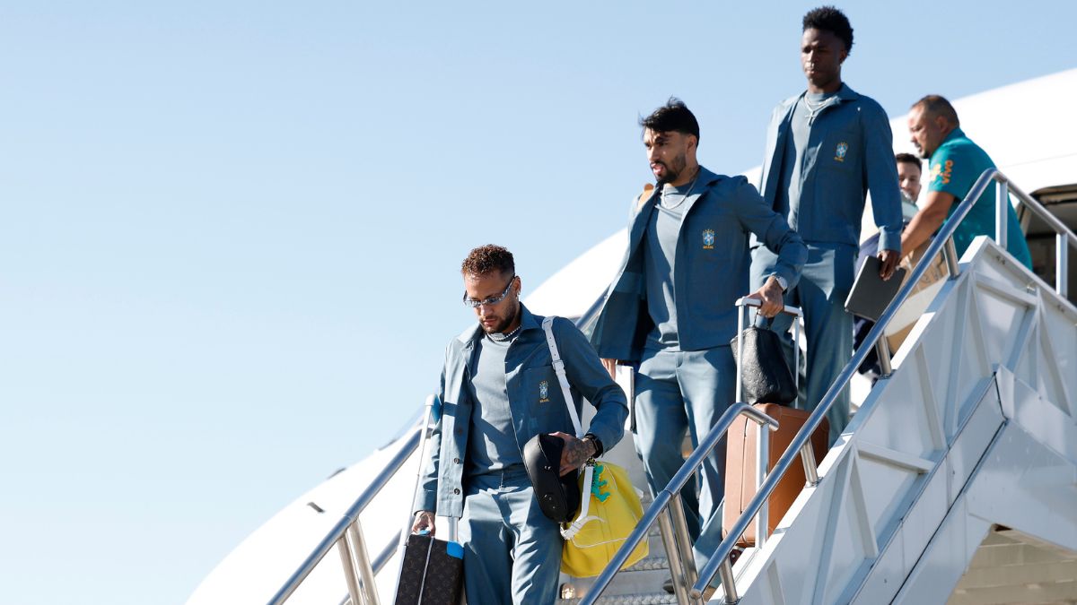 Seleção Brasileira desembarca nos Estados Unidos para a Copa do Mundo. Na foto, Neymar, Vini Jr. e Paquetá
