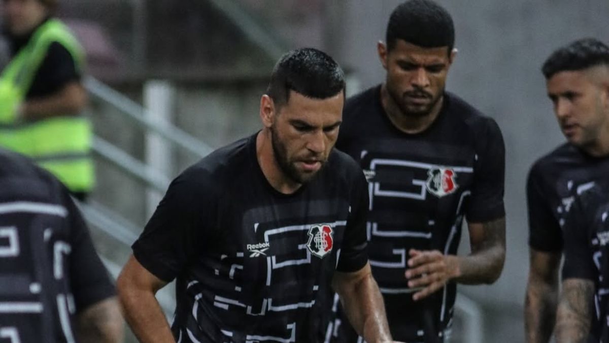 Santa Cruz perde três jogadores por suspensão para duelo contra o Paysandu 1 William Alves, zagueiro do Santa Cruz