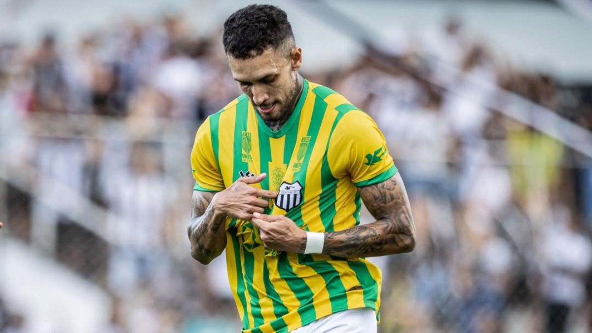 Central e Ferroviário-CE ficam no empate no jogo de ida da 2ª fase da Série D 1 Central x Ferroviário-CE, pela Série D. Na foto, Diego Viana comemora o gol