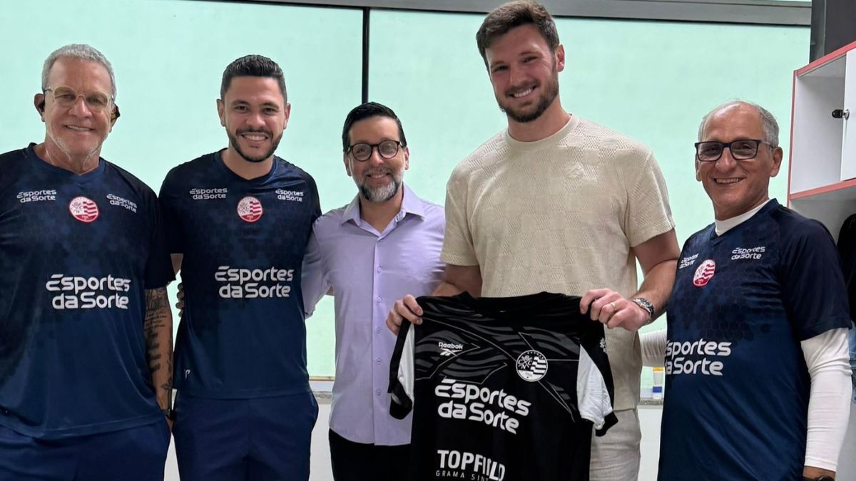Campeão pernambucano em 2022 e hoje no Leeds United-ING, goleiro Lucas Perri visita o Náutico