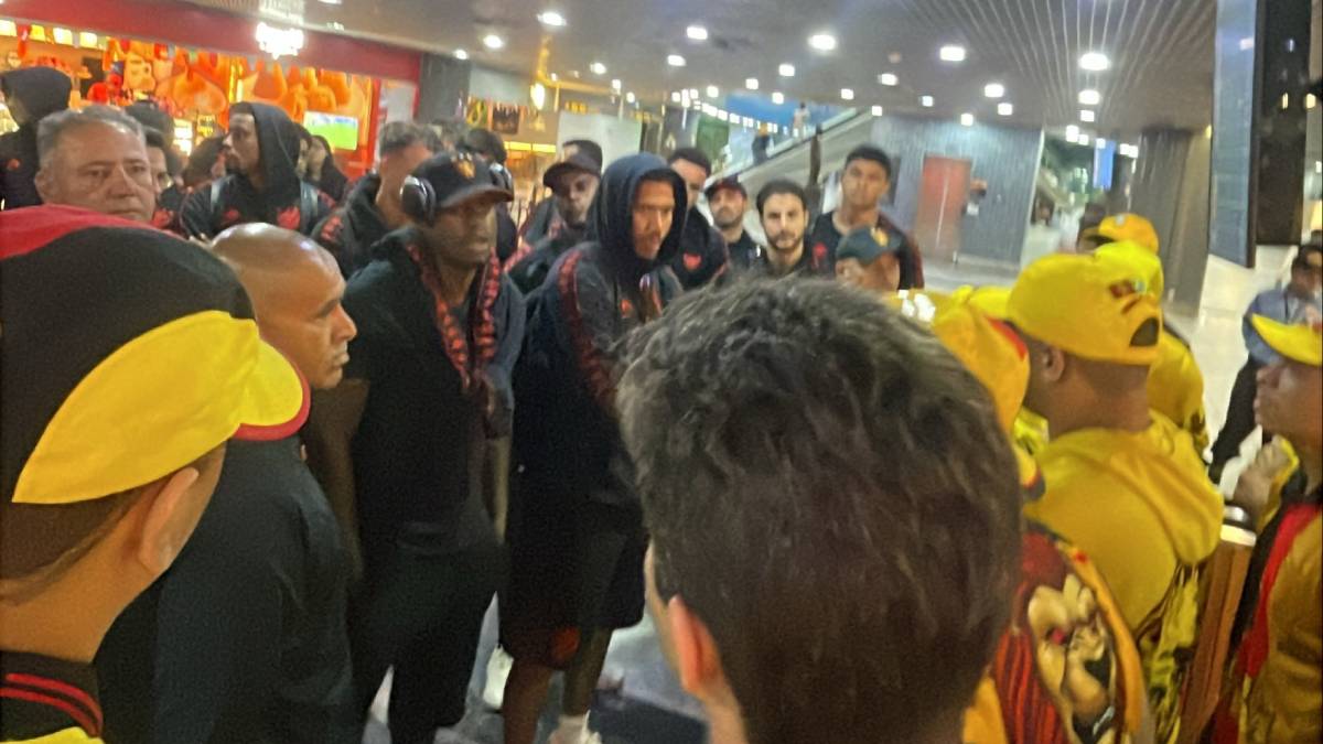 Após derrota para o Fortaleza, elenco e diretoria do Sport são cobrados por torcida organizada no aeroporto