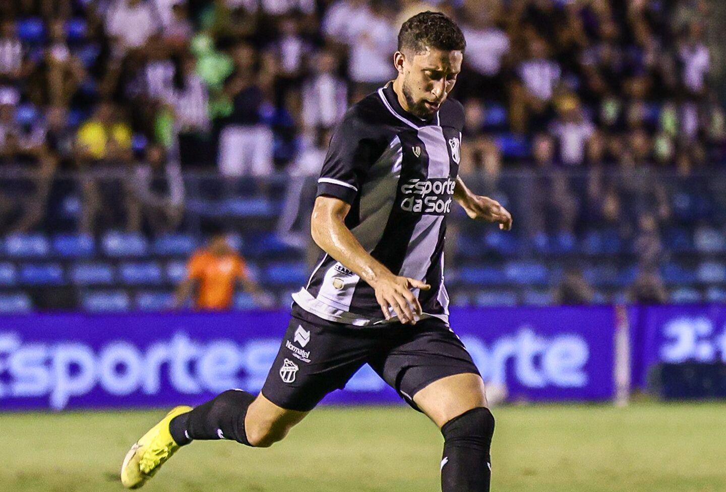 Com golaço de falta, Ceará perde para o Botafogo-SP na Série B em partida recheada de erros 2 Júlio Cesar tenta chute - Foto: Gabriel Silva/Ceará SC