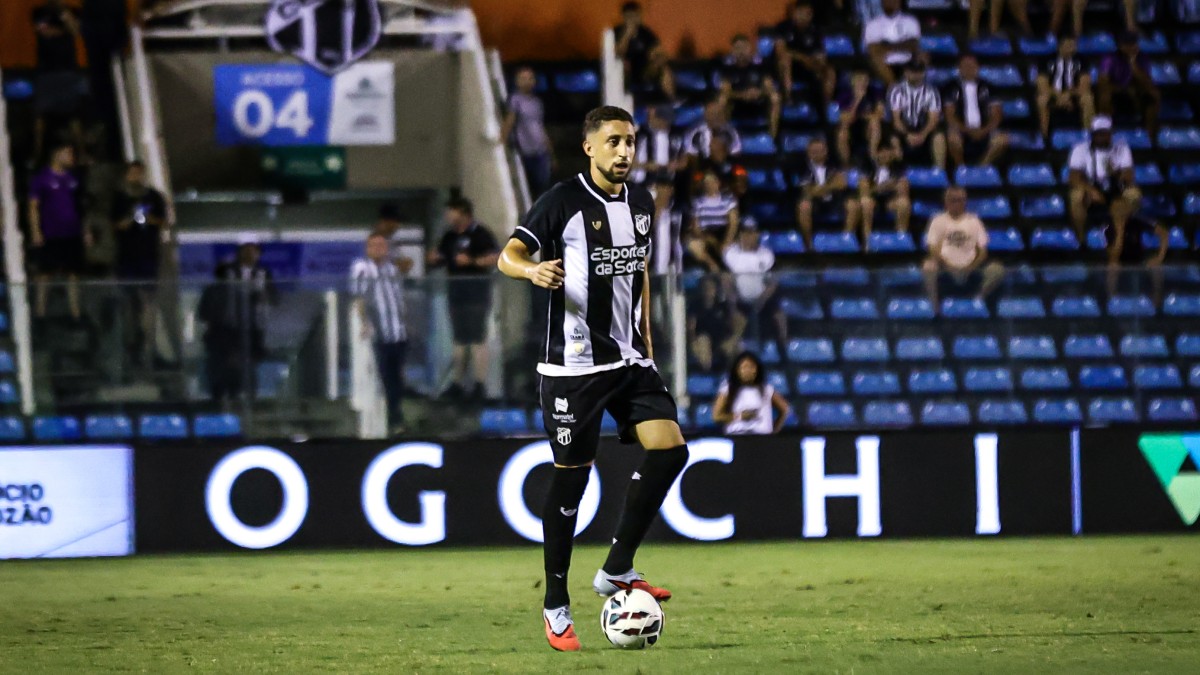 Júlio César, zagueiro do Ceará, em jogo contra o Avaí pela Série B