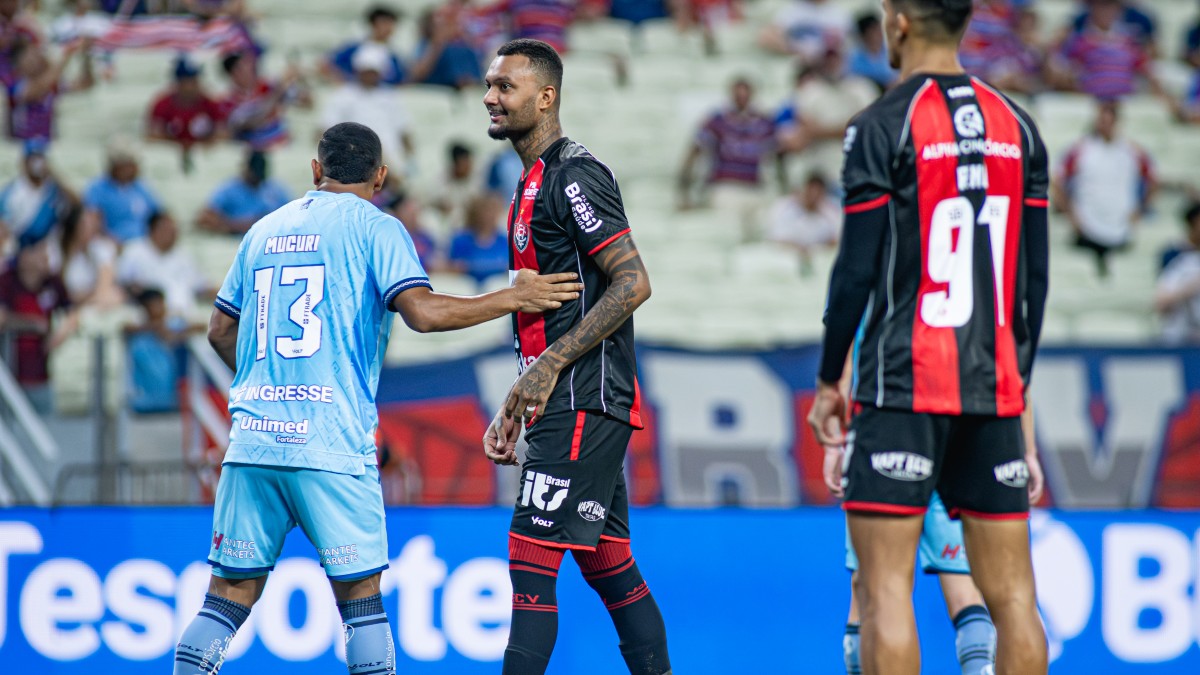 Luan Cândido, zagueiro do Vitória em jogo contra o Fortaleza