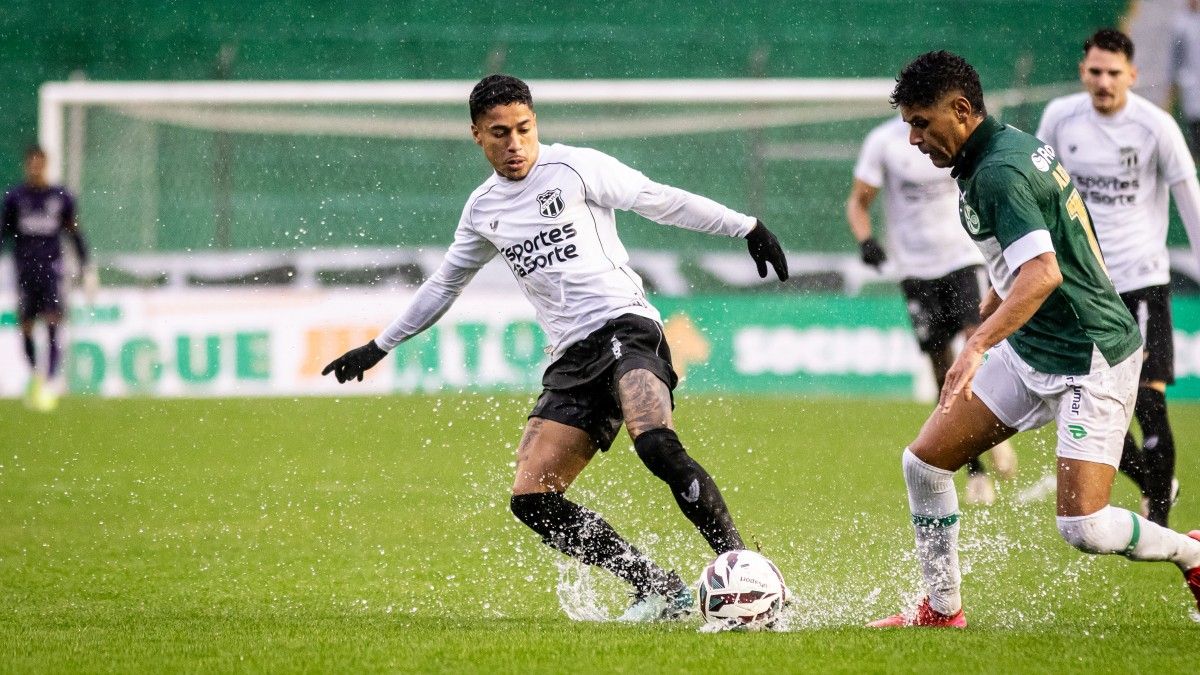Matheusinho, do Ceará, em jogo contra o Juventude