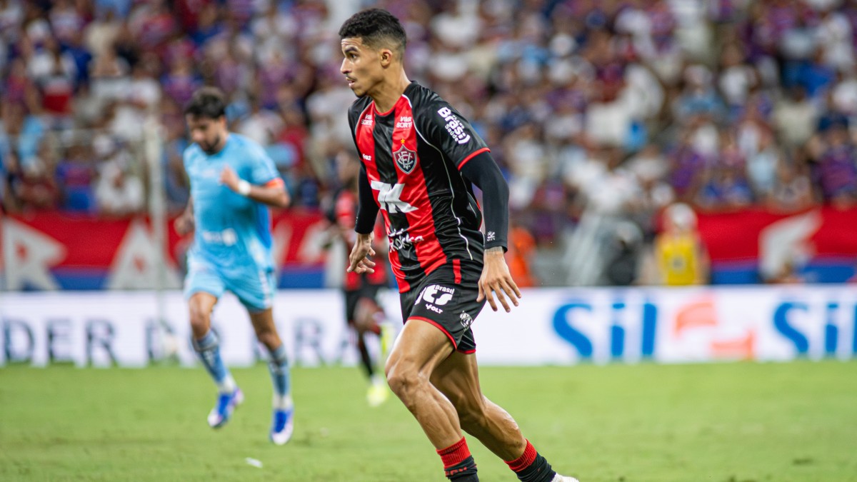 Renê, atacante do Vitória em jogo contra o Fortaleza