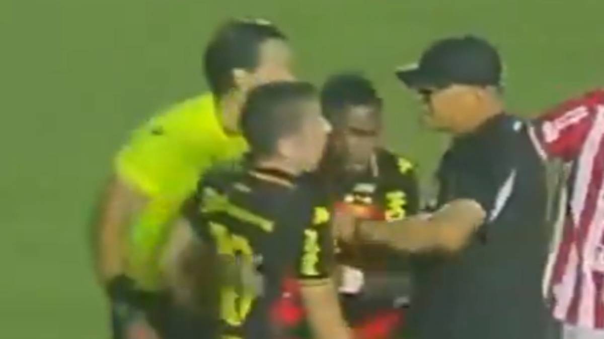 Sport aciona STJD contra Hélio dos Anjos por beliscão em Carlos De Pena; veja detalhes