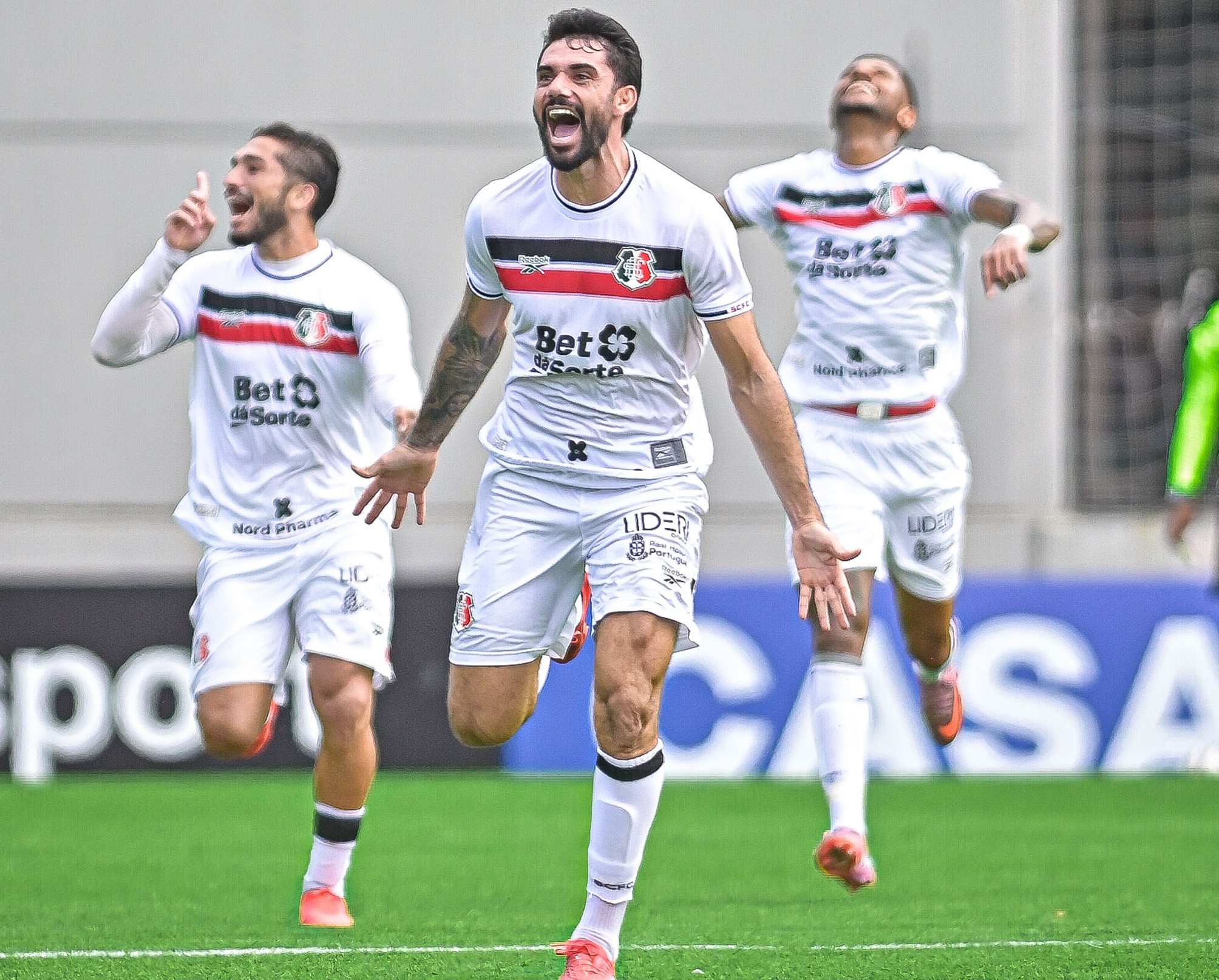Com gol no último suspiro, Santa Cruz vence Brusque fora de casa pela Série C