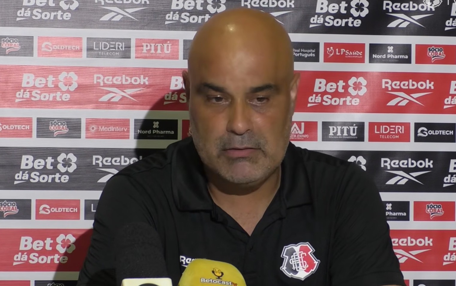 Técnico do Santa Cruz vê “saldo positivo” após empate com um a menos e exalta postura do time