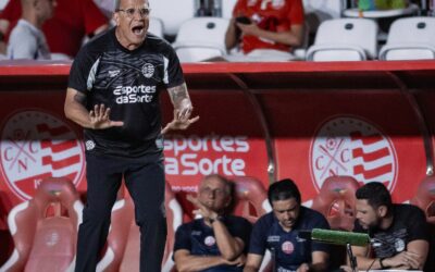 Hélio dos Anjos diz que Náutico sofreu com crise técnica contra o Goiás: “Foi o pior jogo que comandei nos Aflitos”