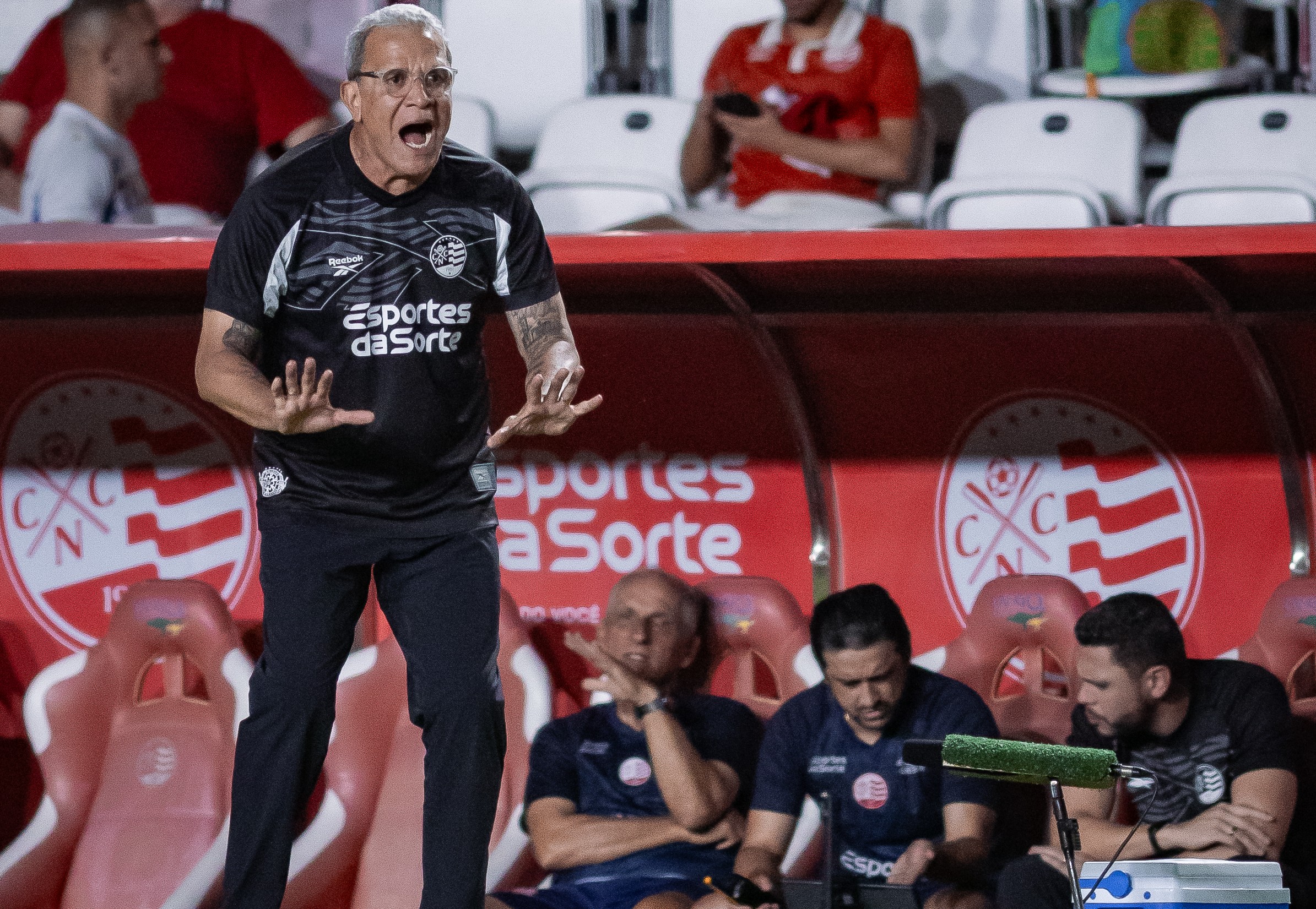 Hélio dos Anjos diz que Náutico sofreu com crise técnica contra o Goiás: “Foi o pior jogo que comandei nos Aflitos”