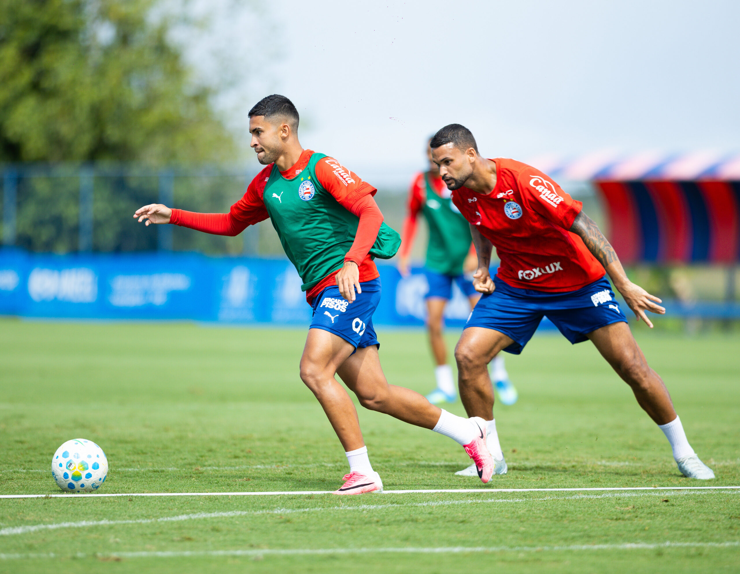 Bahia segue preparação com Alejo Véliz em campo e Marco Moreno em recondicionamento físico 1 Rodrigo Nestor carrega bola - Foto: Catarina Brandão/EC Bahia