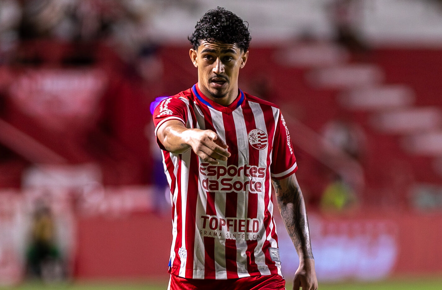 Após faltar treino no Náutico, Dodô se apresenta no CT Wilson Campos e tem futuro incerto no clube