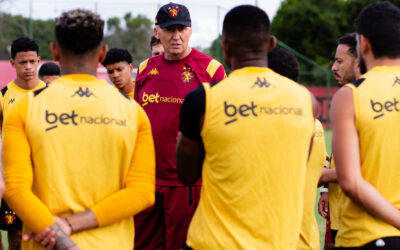 Técnico do Sport fala sobre disputa por posição na defesa e diz que está avaliando a dupla que será titular