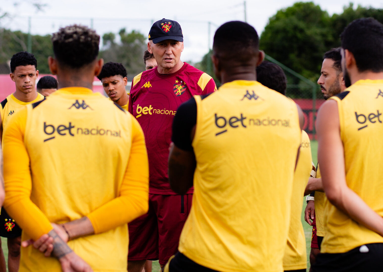 Técnico do Sport fala sobre disputa por posição na defesa e diz que está avaliando a dupla que será titular